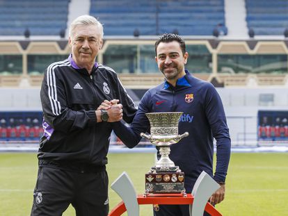 Ancelotti y Xavi posan junto al trofeo de la Supercopa de España este sábado en el estadio Rey Fahd de Riad, escenario este domingo del partido por el título.