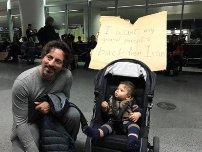 Sergei Brin, cofundador de Google, se solidarizó con los afectados por el veto migratorio en el aeropuerto de San Francisco. Esta es una de las fotos difundidas en redes sociales de la protesta.