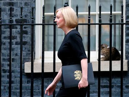 La primera ministra de Reino Unido, Liz Truss, sale del número 10 de Downing Street en Londres, el pasado 9 de septiembre.