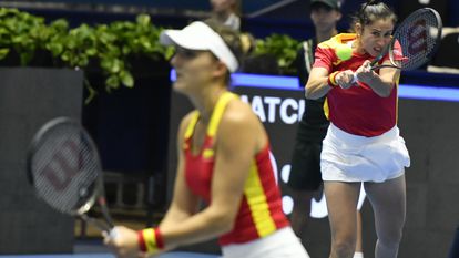 Sara Sorribes y Rebeka Masarova, durante el partido de dobles que disputaron el miércoles contra Canadá.