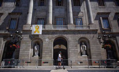 L'Ajuntament de Barcelona, on aquesta setmana es va tornar a penjar un llaç groc.