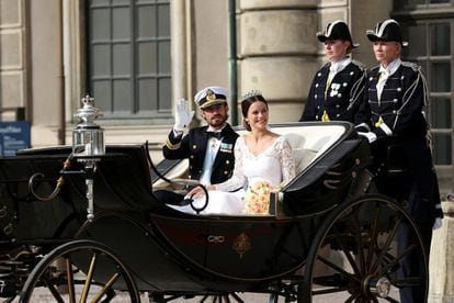 El príncipe Carl Philip de Suecia y su esposa la Princesa Sofía, después de la celebración de su boda.