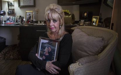 Deborah Brooks, con una foto de su marido fallecido, Dean, en su habitación el pasado jueves.