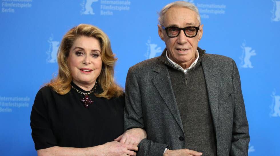 Catherine Deneuve y André Téchiné, en el posado ante los fotógrafos por su película 'Adiós a la noche'.