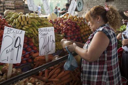 Consumidores buscan precio y realizan compras en el Mercado Central de Buenos Aires.