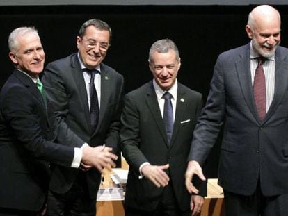 De izquierda a derecha, Vidarte, Bilbao, Urkullu y Armstrong, director de la Solomon R. Guggenheim Foundation, este míércoles en el Museo Guggenheim Bilbao tras la reunión del Patronato.