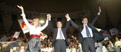 Esperanza Aguirre, Jos&eacute; Mar&iacute;a Aznar y Alberto Ruiz-Gallard&oacute;n, en el mitin de cierre de la campa&ntilde;a de 2003, cuyos actos fueron pagados con cargo a Fundescam. 