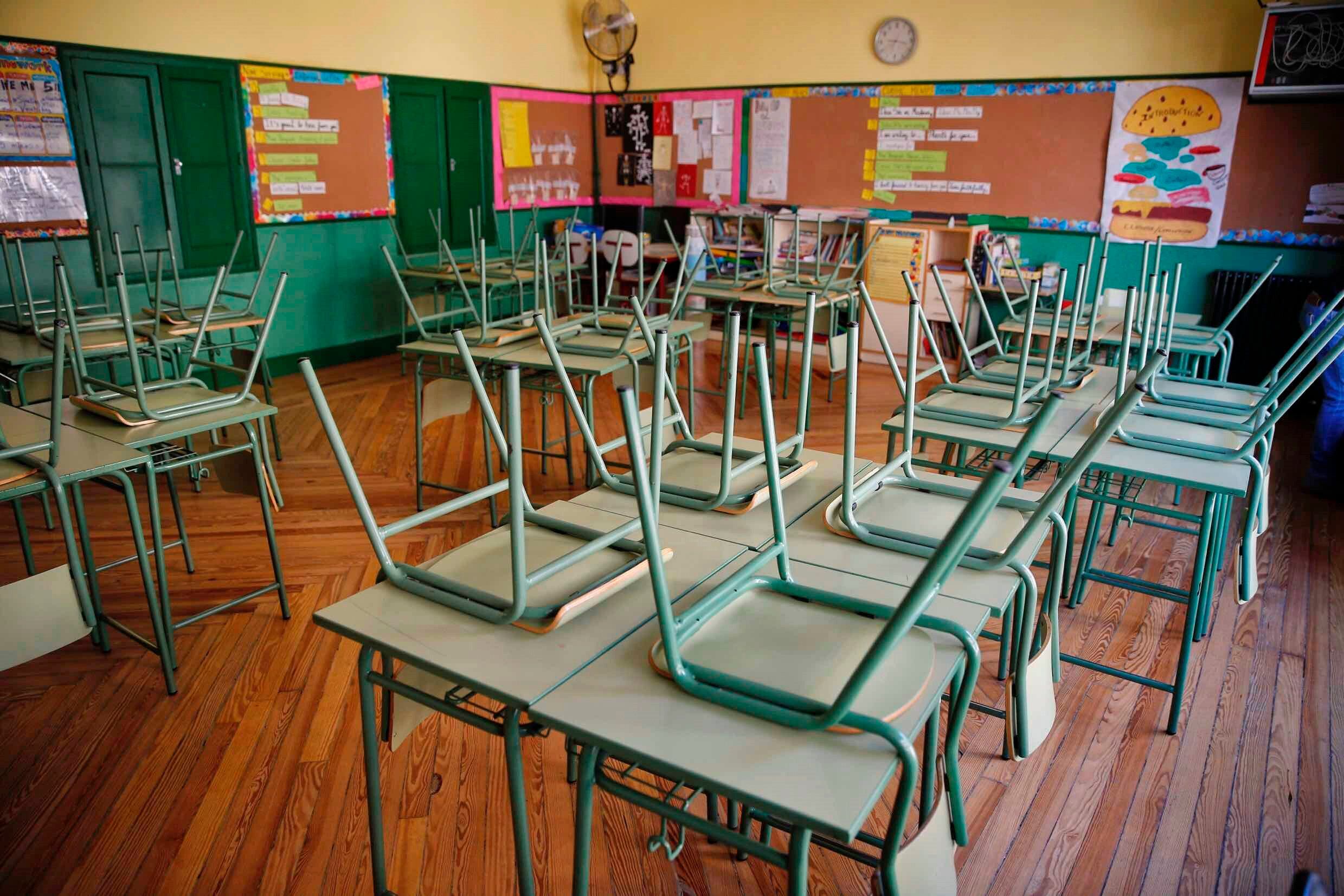 Un aula desierta en el colegio público Rufino Blanco en Madrid, en marzo de 2020, durante el cierre de las escuelas. 