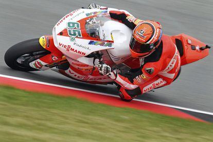 El piloto alemán de Moto2 Stefan Bradl, de Kalex, durante una sesión de entrenamiento.