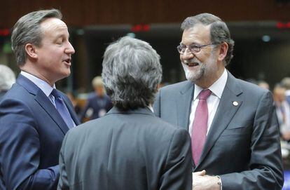 David Cameron y Mariano Rajoy conversan, este jueves en Bruselas. 