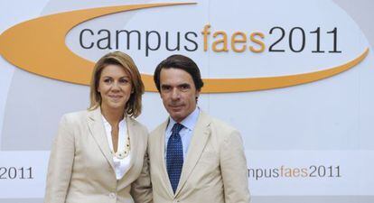 La secretaria general del PP y presidenta de Castilla-La Mancha, María Dolores de Cospedal (i) junto con el expresidente del Gobierno, José María Aznar (d)