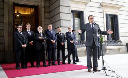 Artur Mas, ante los diputados de CiU, habla en el patio del Congreso de los Diputados tras visitar la capilla ardiente de Adolfo Su&aacute;rez.