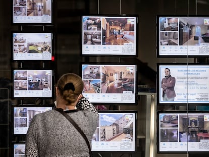 Escaparate de una inmobiliaria con pisos en venta y alquiler en Barcelona.