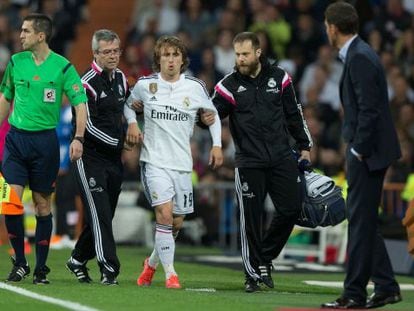 Modric se retira lesionado del duelo contra el Málaga.