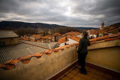 Una vecina de Fortanete miró desde su casa las montañas en las que irán alojados molinos. 