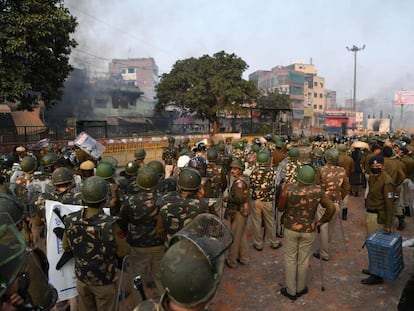 Disturbios en el barrio de Bhajanpura, en Nueva Delhi, el lunes.