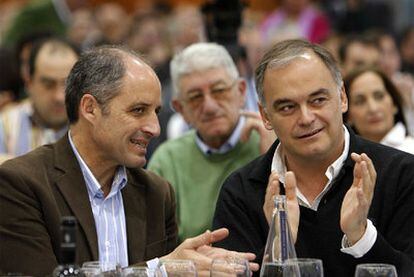 Francisco Camps, a la izquierda, y Esteban González Pons en el acto del PP  en Alzira (Valencia).