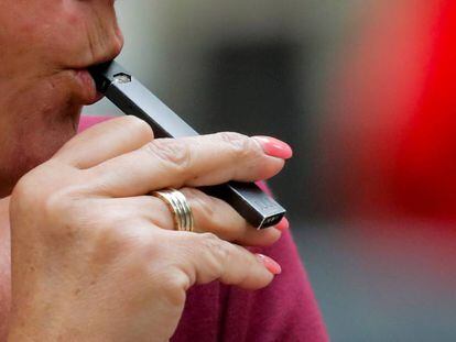 Una mujer consume un cigarro electrónico marca Juul en Nueva York. ¡