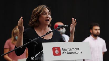 La alcaldesa de Barcelona, Ada Colau, en un parlamento en Gràcia, en Barcelona.