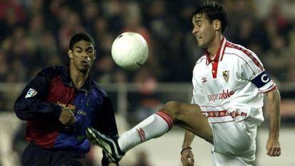 Tsartas controla el balón ante el barcelonista Reiziger en un duelo del Sevilla ante del Barcelona de 1999.
