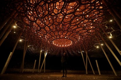 En los Jardines de Kew, en Londres, se celebra la navidad hasta el 2 de enero con un camino iluminado por 60.000 luces que recorre el parque botánico. En la foto, la instalación 'The Hive' (La Colmena), con 17 metros de altura hecha de aluminio. Otras atracciones son un túnel de luces y un pueblo de Santa Claus.