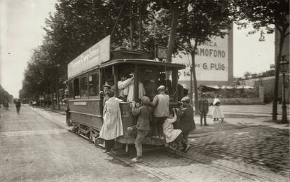 Uno de los tranvías de la línea Plaza de Cataluña- Plaza Molina (Barcelona 1920).