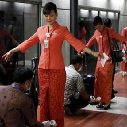 Azafatas de un vuelo proveniente de Japón se someten a un control por si hubiesen absorbido radiación, en el aeropuerto internacional Sukarno Hatta de Yakarta
