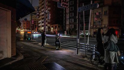 Zona residencial sin luz en Koto, cerca de Tokyo, este miércoles.