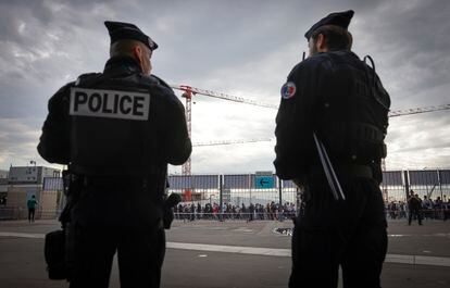 Dos policías, a las puertas del estadio de Saint-Denis (Francia).