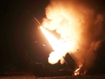 Disparo de un misil estadounidense ATACMS, en Corea del Sur.