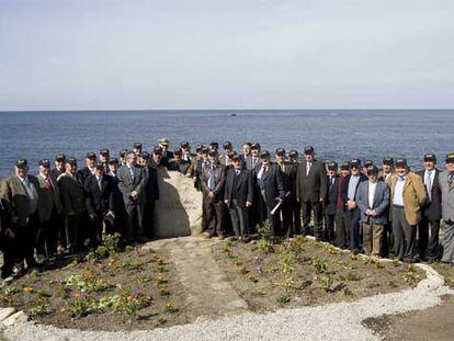Supervivientes del naufragio de la fragata <i>Ariete</i> reunidos ayer en el homenaje en Carnota (A Coruña).