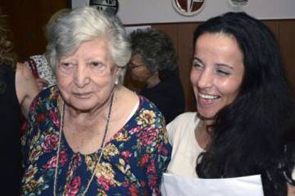 Chicha Mariani en diciembre de 2015, junto a la joven que dijo ser su nieta desparecida.