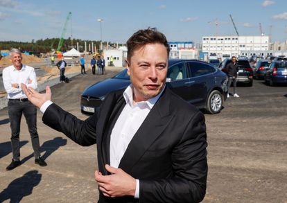 El director ejecutivo de Tesla, Elon Musk habla con la prensa en la fábrica de coches que Tesla construye en Alemania, en septiembre.