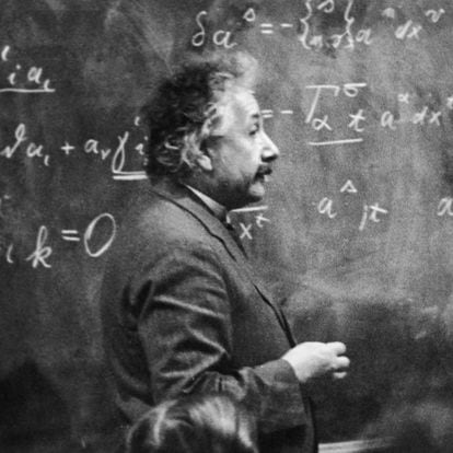 circa 1931:  German-born physicist Albert Einstein (1879 - 1955)  standing beside a blackboard with chalk-marked mathematical calculations written across it.  (Photo by Hulton Archive/Getty Images)