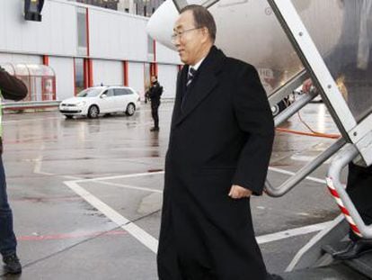 El secretario general de la ONU, Ban Ki-moon, a su llegada al aeropuerto de Ginebra.