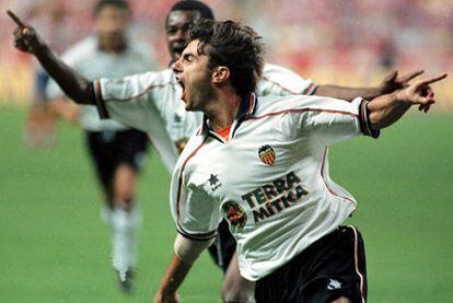 López celebra un gol en la final de la Copa de 1999, ganada por el Valencia al Atlético.