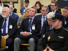 En primera fila, desde la izquierda, Juan Cotino, antiguo vicepresidente de la Generalitat Valenciana; Pedro García, ex director general de Radiotelevisión Valenciana; y Jose Ramón Blanco Balín, supuesto cerebro financiero de la trama, en el juicio por la vista del Papa.