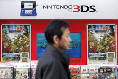 Una persona pasa delante de una estantería con juegos para la videoconsola Nintendo 3DS en una tienda de electrónica de Tokio. EFE/Archivo