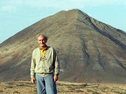 Eduardo Chillida frente a la monta&ntilde;a de Tindaya en una imagen de 1996. 