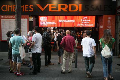 Ambient a l'entrada dels cinemes Verdi durant la celebració del BCN Film Fest.