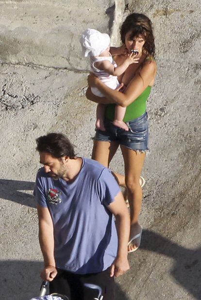 Penélope Cruz y Javier Bardem junto a su hijo, Leo, en verano.