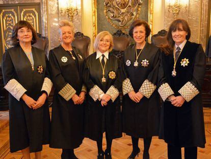 De izquierda a derecha: María Lourdes Arastey, María Luisa Segoviano, Milagros Calvo, Rosa Virolés y María Luz García Paredes, magistradas de la Sala de lo Social del Tribunal Supremo.