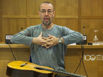 &Oacute;scar Herrero haciendo ejercicios de calentamiento antes de una clase.