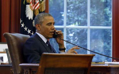 El presidente Obama durante una conferencia telef&oacute;nica antes de partir.