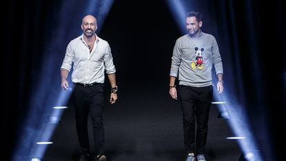 Arnaud Maillard y Álvaro Castejón, durante el desfile de la colección o-i 2017 de Alvarno en la Mercedes-Benz Madrid Fashion Week.
