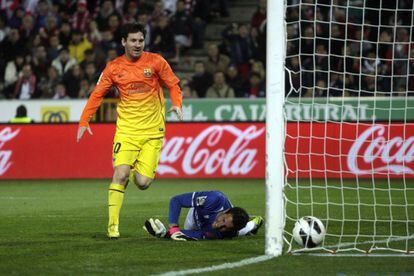 Messi supera a Toño, meta del Granada, para marcar el gol 300 de su carrera.