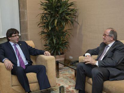 Carles Puigdemont, junto al presidente de Pimec, Josep Gonz&aacute;lez.