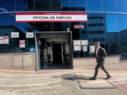 Un hombre pasa frente a la puerta de una oficina del SEPE, el pasado jueves, en Madrid.
