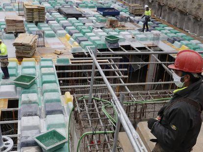 Varios obreros trabajan este lunes en una obra de un edificio de viviendas de nueva construcción en Madrid. 