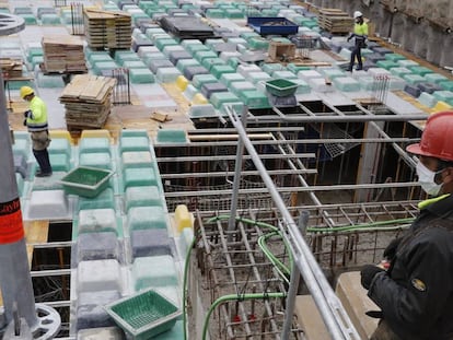 Varios obreros trabajan este lunes en una obra de un edificio de viviendas de nueva construcción en Madrid. 